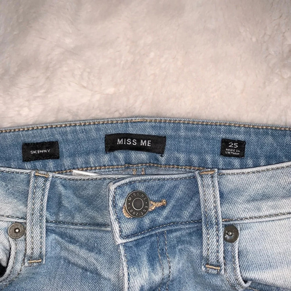 Miss Me Light Wash Mid-rise Distressed Frayed Hem Skinny Jeans 25 Women’s - Picture 6 of 7